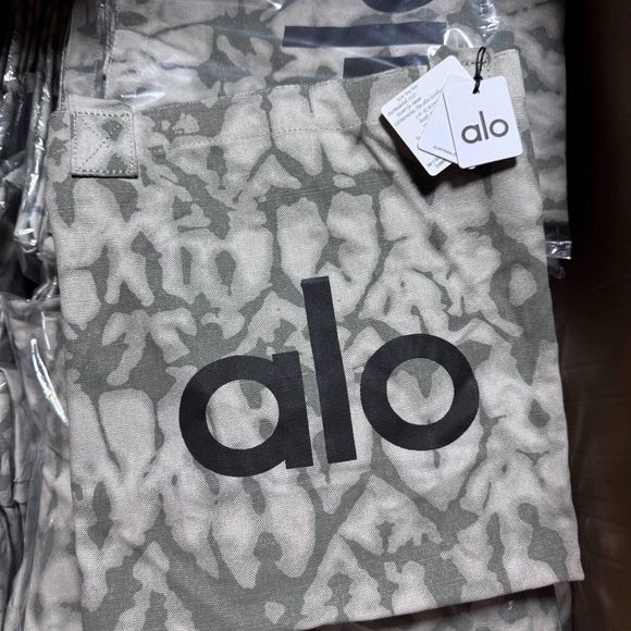 ALO Yoga Women's Gray Tie-Dye Weekend Tote